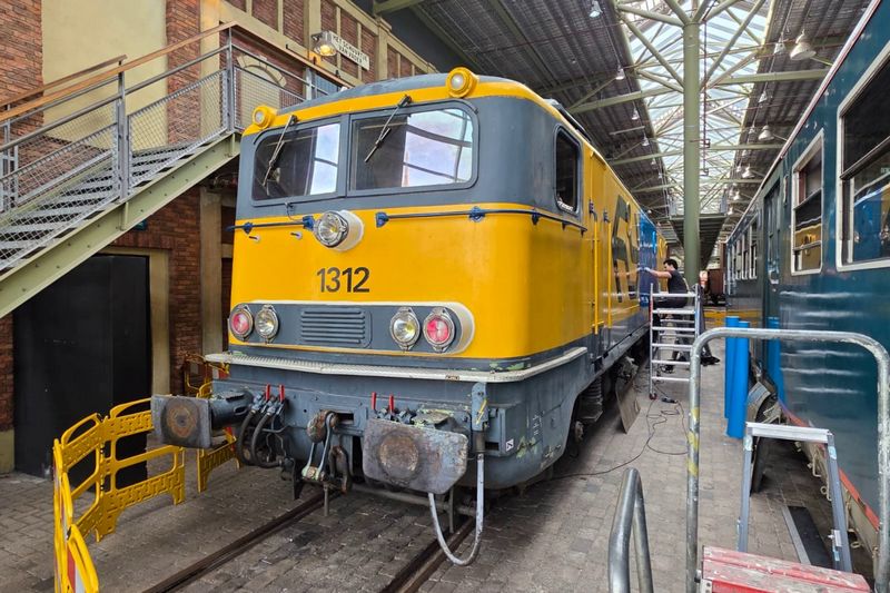 Museumlocomotief 1312 wordt bestickerd in de TCS-huisstijl